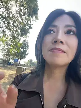 lipinger (F milf) - 脱掉风衣直播10分钟