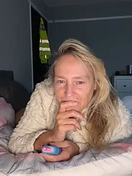 Blondnboujee53