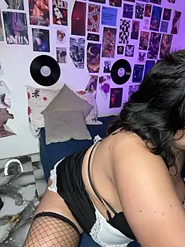 roxana_rox (F young) - boobs out + oil