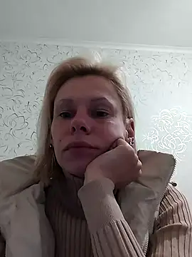 Julie_Silver live cam on StripChat