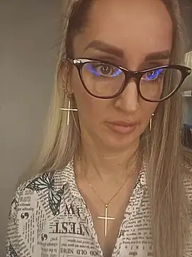 IsabelleEthan live cam on StripChat