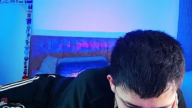 _justinmoon2 live cam on StripChat
