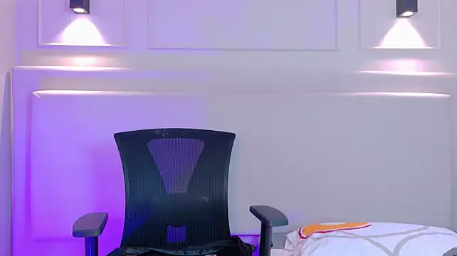 NaomiKlarc live cam on StripChat
