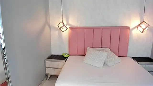 NINAMARTINS live cam on StripChat