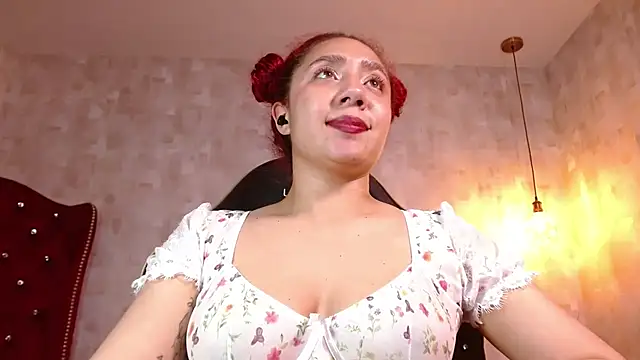 IsabelaLatina live cam on StripChat