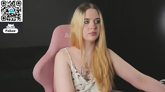 betany_foxs (F young) - Flash boobs
