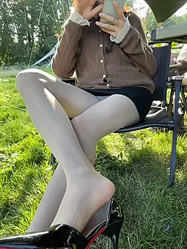 zhixia-520 (F milf) - 户外全裸3分钟