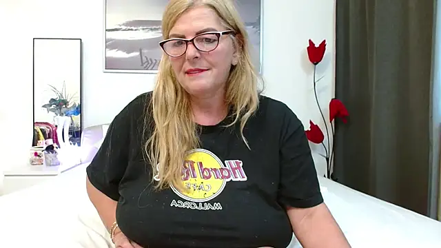 yulliamilf (F mature) - show  big  boobs  pussy ass