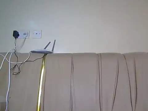 pretty-bustybunny live cam on StripChat