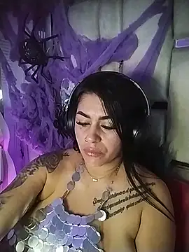 chelaqueen_ live cam on StripChat