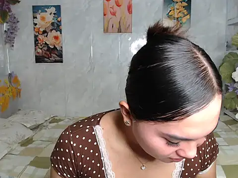 ur_asiankat live cam on StripChat