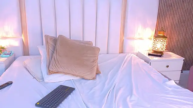 MelaniaFoster live cam on StripChat