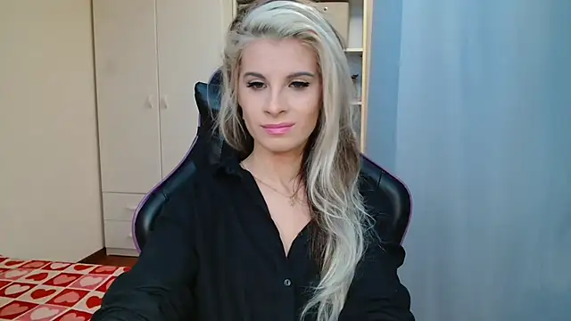 KristineGlow live cam on StripChat
