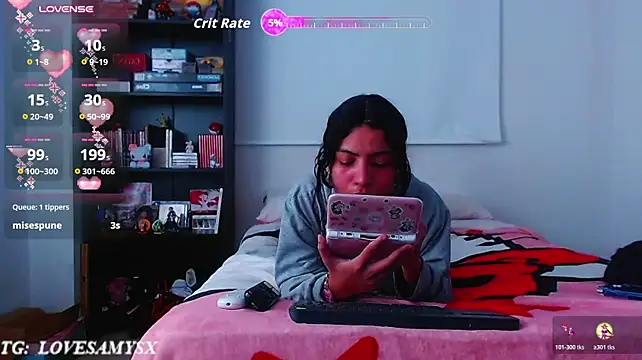 Lovelyamyy live cam on StripChat