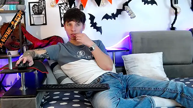 thomasedisonn (M twink) - naked striptease