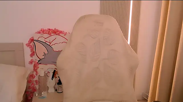 Ann__Cute live cam on StripChat