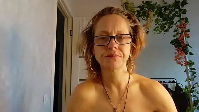 LioraWeiss live cam on StripChat