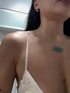 ruanruan05 live cam on StripChat