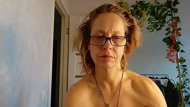LioraWeiss live cam on StripChat