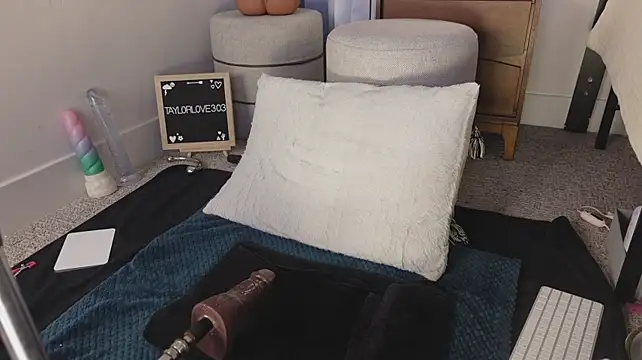 Taylorlove303 live cam