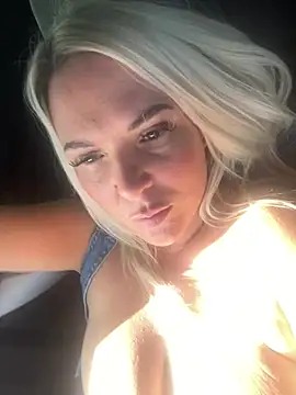 Bustyblondebabe32