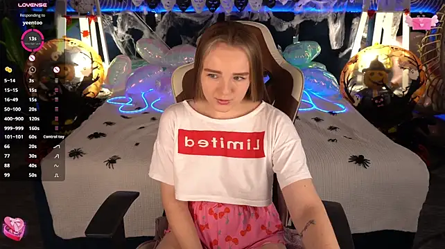 FoxyShy live cam preview
