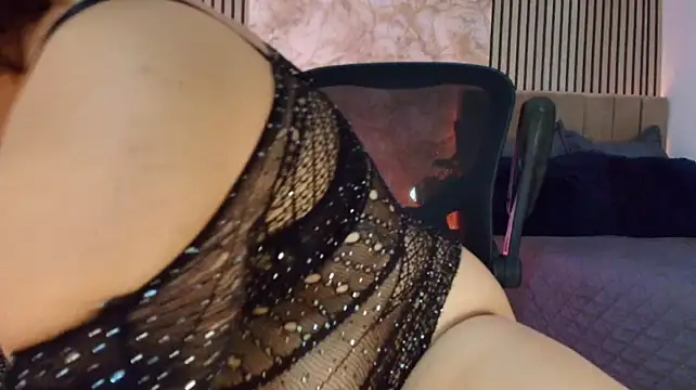 JuliRamirez live cam on StripChat