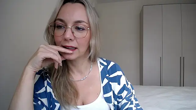 Ava_Elior live cam on StripChat