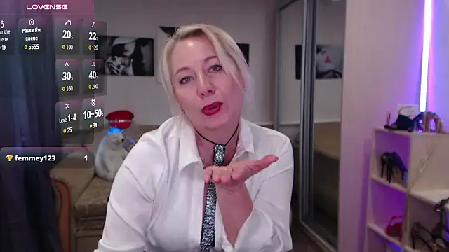 MistressMilfa live cam on StripChat