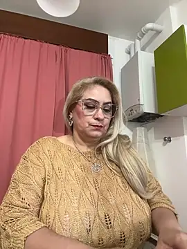 x_elena_x (F mature) - Naked show+doggy