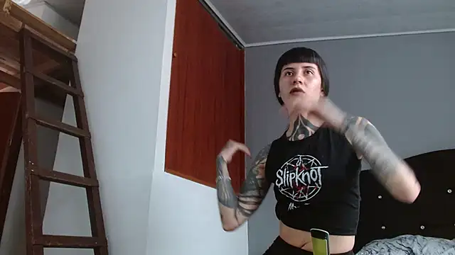 Emilia_1995 live cam on StripChat