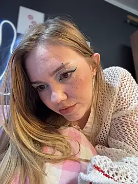MilaMoone live cam on StripChat