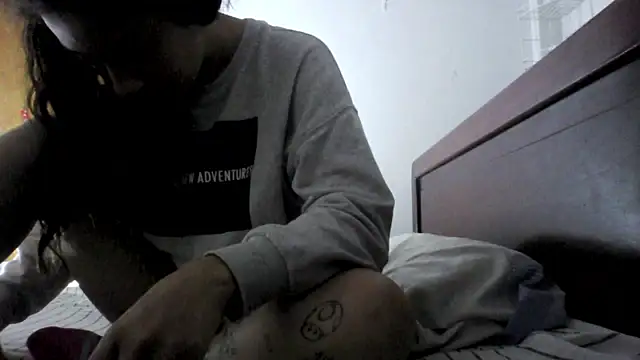 KiraVelveet live cam on StripChat