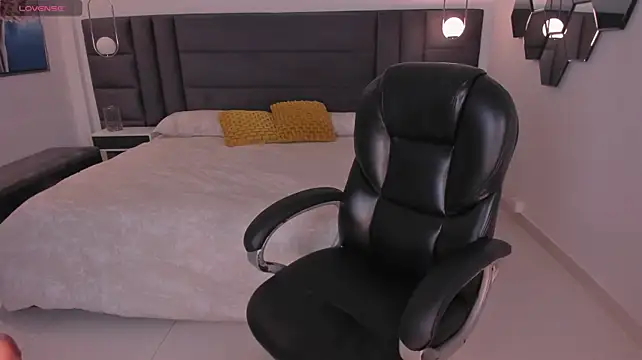 KylaMorrison live cam on StripChat