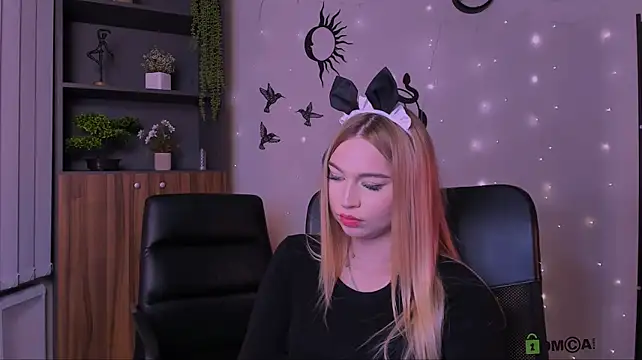 angie_foxy1