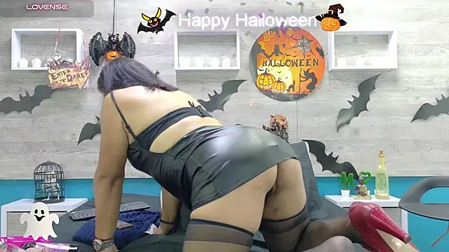 SoffieMature live cam on StripChat