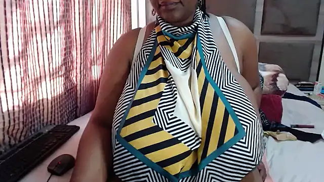 CHOCOLATEDARKBUSTYX live cam on StripChat
