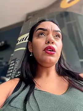 sara-77 (G young) - Show in doggy with pantys down in public