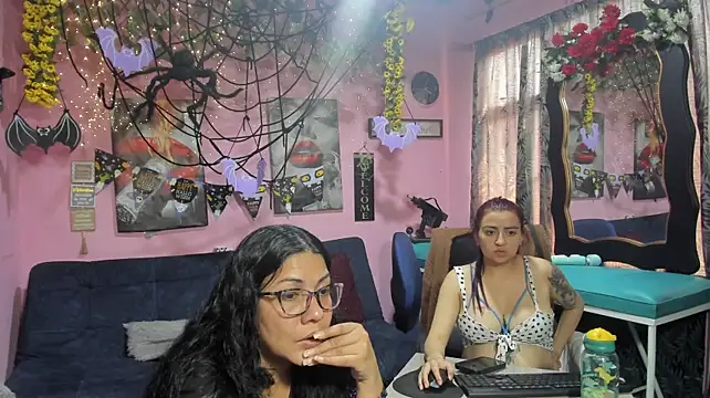 lesbiancuple live cam on StripChat