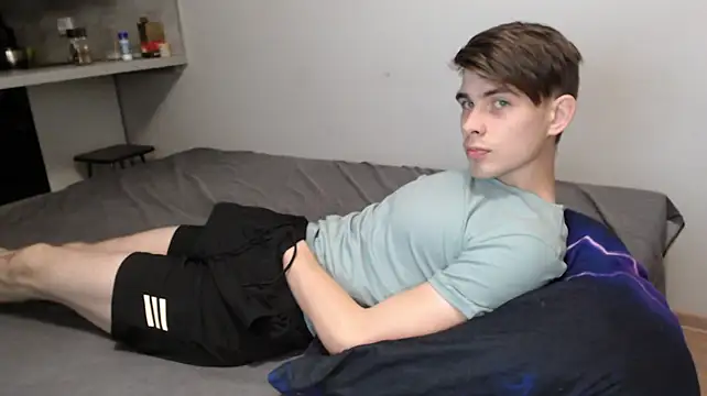 Student_Oliver live cam on StripChat