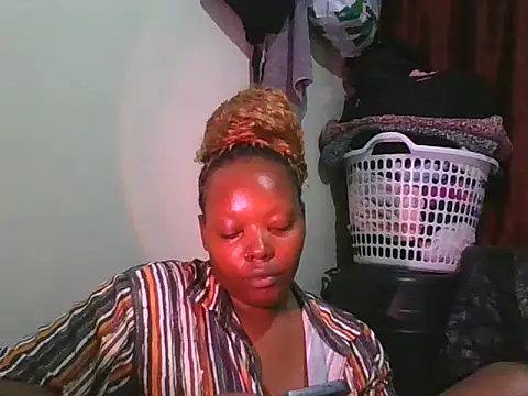 sweetbootty03 live cam on StripChat
