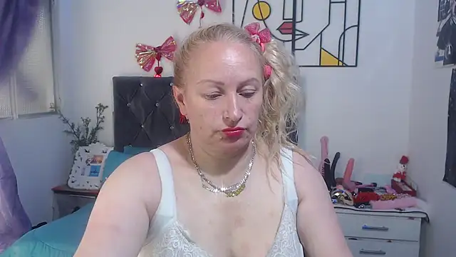 emperabigbootybigass live cam on StripChat