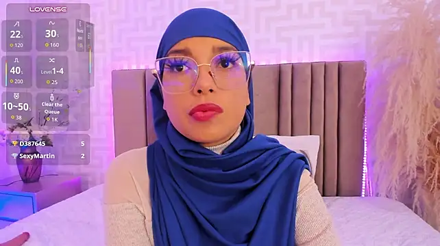 naishaa_ live cam on StripChat