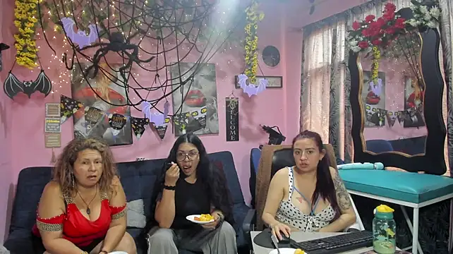 lesbiancuple live cam on StripChat