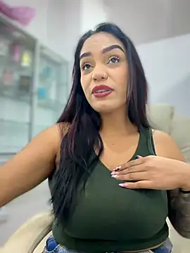 sara-77 (G young) - Show in doggy with pantys down in public