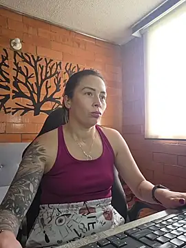 Melanyy69 live cam on StripChat