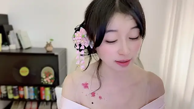 Onechestnut live cam on StripChat
