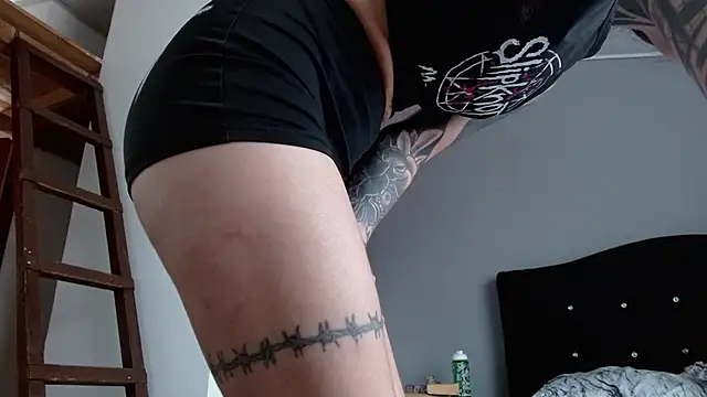 Emilia_1995 live cam on StripChat