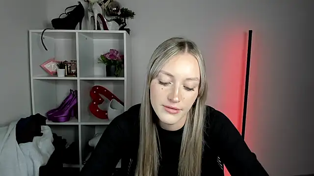EvelynBlond live cam on StripChat