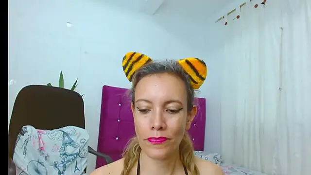 chantalsemenova1 live cam on StripChat